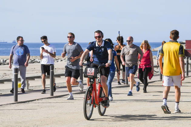NEWS : Covid 19 Coronavirus en Espagne - Barcelone - 02 05 2020 Des sportifs et des seniors descendent dans la rue pour la premiere fois apres 48 jours de confinement NEWS : Covid 19 Coronavirus en Espagne - Barcelone - 02 05 2020 PacoLargo Panoramic