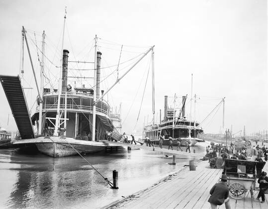 Loading Steamers during High Water, New Orleans, Louisiana, USA, Detroit Publishing Company, March 1903  Copyright: xCircaxImagesx ghi-circa08266