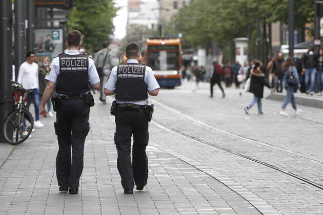 On the occasion of the Corona crisis, a police patrol of the state police of Baden Württemberg controls the observance of the contact prohibitions as well as minimum distances on the shopping street and pedestrian zone Planken in the city centre of Mannheim, Baden Württemberg, Germany, which has become highly frequented again after the reopening of the shops.