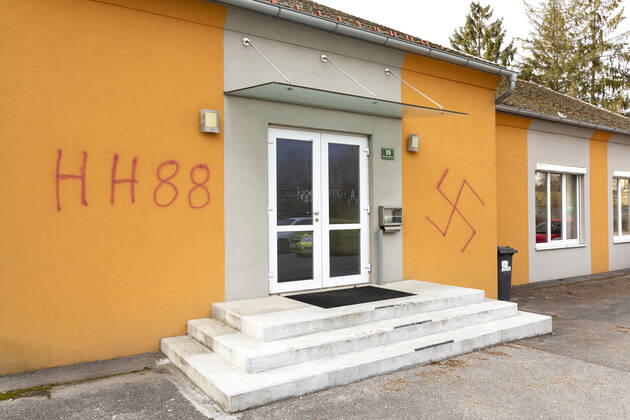 Nazi graffiti 1065519353