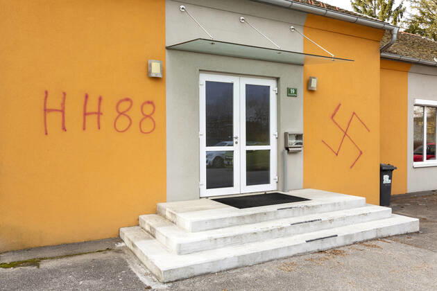 Nazi graffiti 1065519354