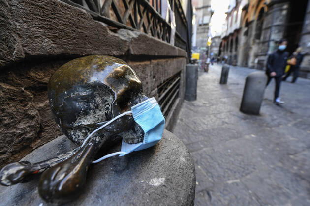 A protective mask is placed on a statue of a skull, in Naples city. Government Decree declaring all of Italy a protected area to combat Covid-19 - Coronavirus infection. Copyright: xSalvatorexLaportax xIPAx xKontrolabx