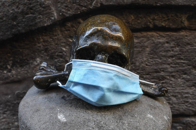 A protective mask is placed on a statue of a skull, in Naples city. Government Decree declaring all of Italy a protected area to combat Covid-19 - Coronavirus infection. Copyright: xSalvatorexLaportax xIPAx xKontrolabx