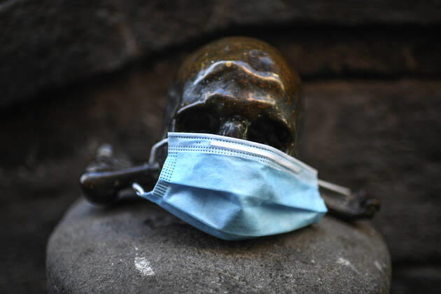 A protective mask is placed on a statue of a skull, in Naples city. Government Decree declaring all of Italy a protected area to combat Covid-19 - Coronavirus infection. Copyright: xSalvatorexLaportax xIPAx xKontrolabx