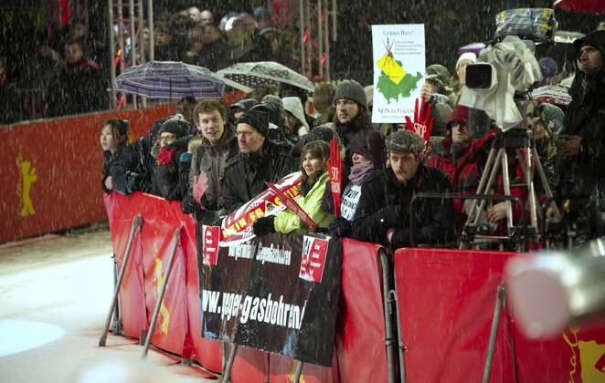 93 Demonstration arrives at the PROMISED LAND Red Carpet on February 8, 2013 in Berlin, Germany, 63rd Berlinale, snow, Berlin Germany Germany Copyright: xPOP-EYE ChristianxBehringx 00291523_00291523
