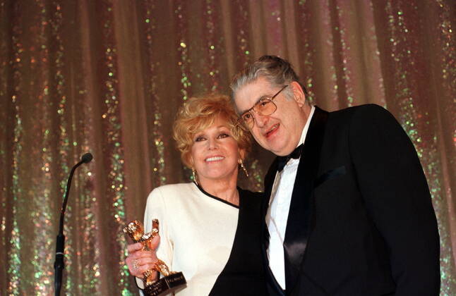 1 Filmfest 97 Kim Novak, actress, awarded the Golden Berlinale Bear for her lifes work, Moritz de Hadeln, Festival Director, ¡Vertigoo Film, Hollywood, Berlinale 1997, Copyright: xHeinrichx BriganiArt_00007294_00007294