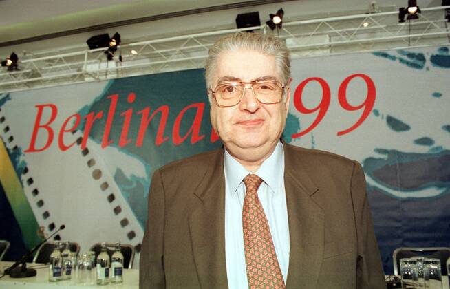 01 Berlinale 99 Moritz de Hadeln Festival Director , press conference, competition film Aimee and Jaguar , red tie, glasses, grey hair, film festival, film festival, Copyright: xBRIGANI-ART HEINRICHx BriganiArt_00017672_00017672