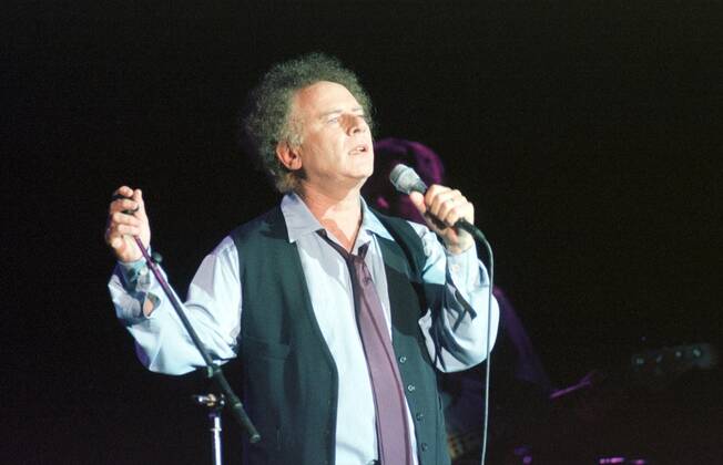 27 Concert 98 Art Garfunkel, music, pop, songwriter, legendary with P Simon, vest, microphone, mike, Copyright: xPOP-EYE Morlokx 00015123_00015123