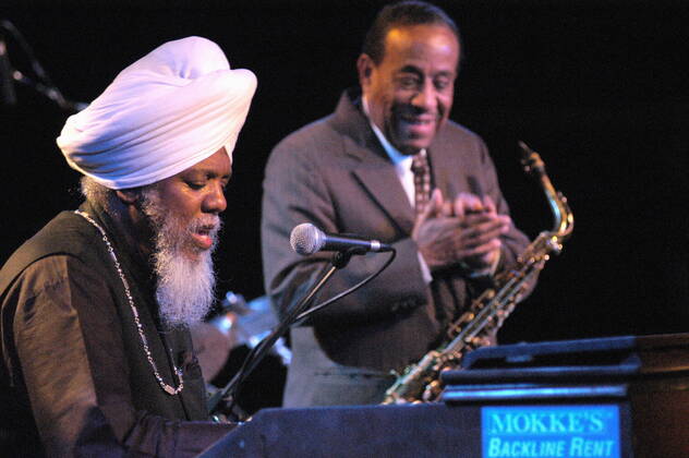 41 Concert Doc Lonnie Smith li Lou Donaldson at the Blue Note in Milan, pianist, piano, saxophonist, saxophone, jazz, turban, music, Milan Italy, Italy Copyright: xPOP-EYE Heringx 00049055_00049055