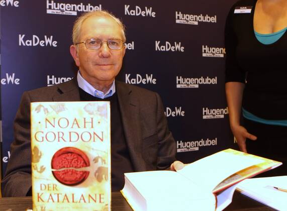 77 Noah Gordon gives autographs in his new book Der Katalane im KaDeWe, Signature, Author, Literature, Portrait, Berlin Germany, Germany Copyright: xPOP-EYE Gabschx 00167030_00167030