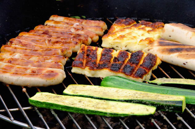 broiling,zucchini,halloumi ir4-fvy