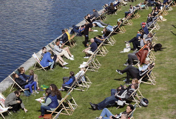 Corona Loosening Berlin, DEU, 17 05 2020 A waiter with a face mask serves guests in a well-attended cafe on the Spree in Berlin Germany is slowly reopening After the lockdown, shops, cafes and restaurants are now allowed to serve customers again, one by one, and guests and waiters must keep their distance and observe hygiene rules Berlin Berlin Germany