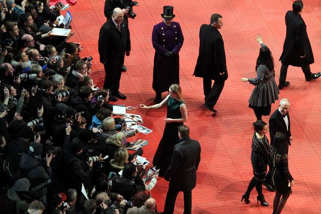 19 Show Autograph Awarding, Fans, Opening of the 64 Berlinale at Potsdamer Platz on 06 February 2014, Film Festival, Film Berlin Germany, Germany Copyright: xPOP-EYE Kriemannx 00322057_00322057