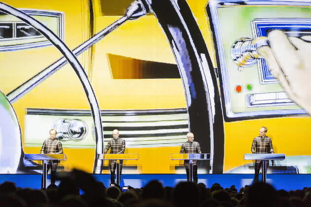 19 Concert Kraftwerk vlnr Audio Operator Ralf H tter, Audio Operator Henning Schmitz, Audio Operator Fritz Hilpert, Video Operator Falk Grieffenhagen on the first evening of their 3D concert series The Catalogue 1 2 3 Copyright: xPOP-EYEx xBenxKriemannx 10006065_Kraftwerk_0024