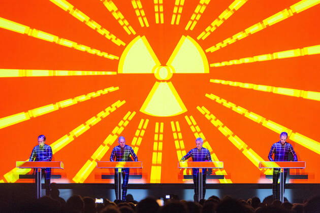 19 Concert Kraftwerk vlnr Audio Operator Ralf H tter, Audio Operator Henning Schmitz, Audio Operator Fritz Hilpert, Video Operator Falk Grieffenhagen on the first evening of their 3D concert series The Copyright: xPOP-EYEx xBenxKriemannx 10006069_Kraftwerk_0027
