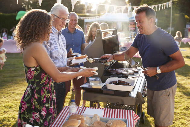 serving,guest,barbecue mmq-wgo,model released, Symbolfoto
