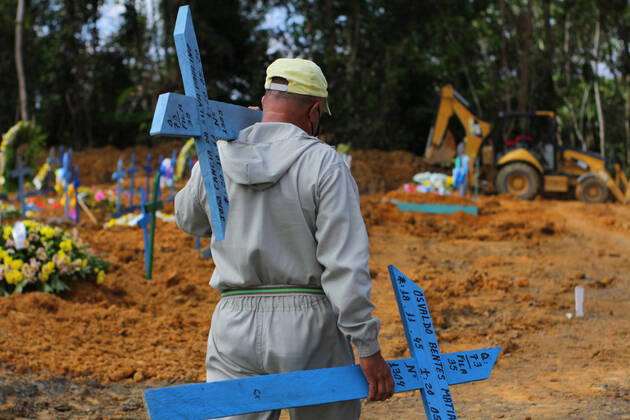 Bilder des Jahres 2020, News 05 Mai News Themen der Woche KW21 News Bilder des Tages MANAUS, AM - 21.05.2020: MOVIMENTAÇÃO CEMITÉRIO PARQUE DE MANAUS AM - Movement in the cemetery Parque de Manaus, on the morning of this Thursday (21). There are already more than 1,050 confirmed deaths in Amazonas. In the photo, the undertaker Ulisses de souza Xavier, 52 years old, 16 years of profession, painting the names of the deceased on the crosses. x1915591x  SandroxPereira