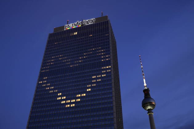 21 05 2020, Berlin, Germany Photo Hotel Park Inn and the television tower at Alexanderplatz During the corona crisis the Hotel Park Inn at Alexanderplatz illuminated some windows in such a way that they form a heart together