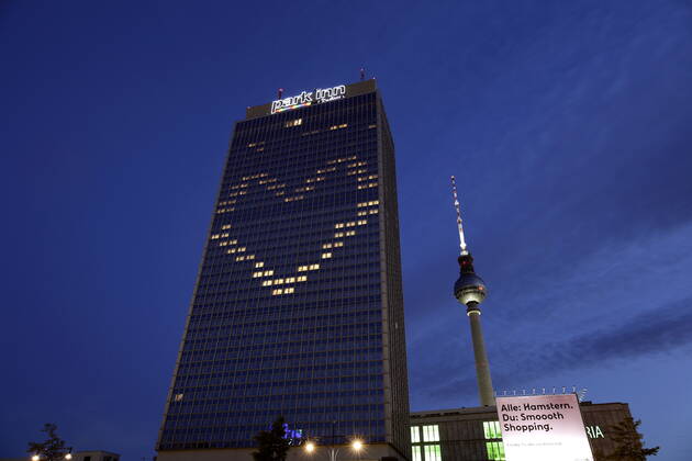 21 05 2020, Berlin, Germany Photo Hotel Park Inn and the television tower at Alexanderplatz During the corona crisis the Hotel Park Inn at Alexanderplatz illuminated some windows in such a way that they form a heart together