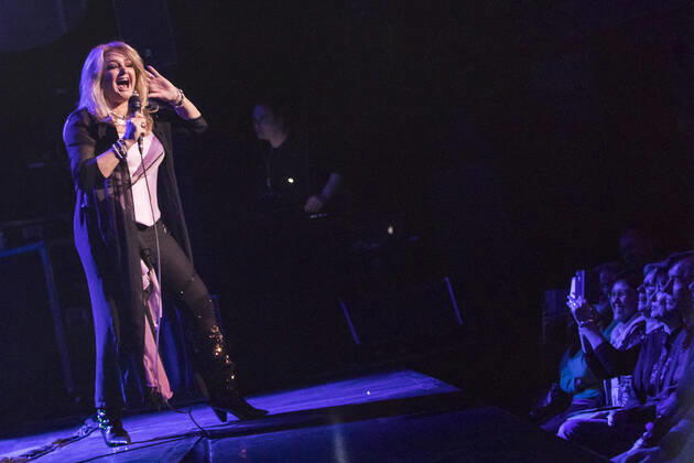 19 Bonnie Tyler, Singer Bonnie Tyler on 40 Years It s A Heartache Tour live at Berlin Friedrichstadtpalast on 21 03 2018 Pop, Rock, Country, Pop Music, Rock Music, Audience, Fans, Spectators, Music Berlin Germany, Germany Copyright: xPOP-EYEx xBenxKriemannx 10092874_BonnieTyler_9773