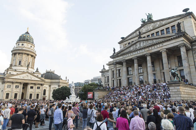 19 Fete de la Musique, Singalong and Flashmob, hundreds of participants sing the Ode to Joy live in front of the Konzerthaus on Berlins Gendarmenmarkt on 21 06 19, Classical music, Europe Flashmob, EU, European anthem, Schiller, Schauspielhaus, summer solstice, evening, sunset, longest day, shortest night, music Berlin Germany, Germany Copyright: xPOP-EYEx xBenxKriemannx 10114241_FeteDeLaMusique_1796