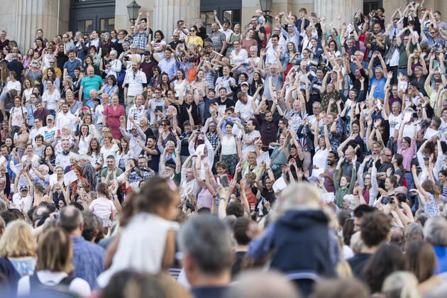 19 Fete de la Musique, Singalong and Flashmob, hundreds of participants sing the Ode to Joy live in front of the Konzerthaus on Berlins Gendarmenmarkt on 21 06 19, Classical music, Europe Flashmob, EU, European anthem, Laola, Schiller, Schauspielhaus, summer solstice, evening, sunset, longest day, shortest night, music Berlin Germany, Germany Copyright: xPOP-EYEx xBenxKriemannx 10114242_FeteDeLaMusique_1849