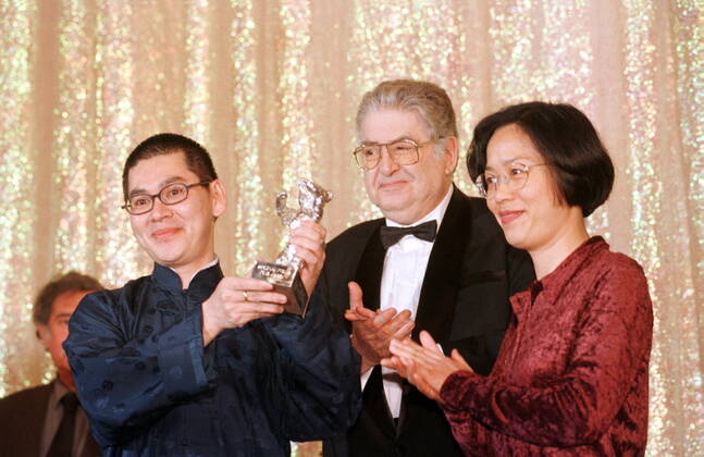 1 Filmfest 97 Silver Bear Award for Tsai Ming liang, director of ¡He Liu, Der FlussÃ Berlinale 1997, Mitte Moritz de Hadeln, Berlinale Festival Director, and director Ning Ying, jury member from the Peoples Republic of China Copyright: xBRIGANI-ART Heinrichx 00007347_00007347