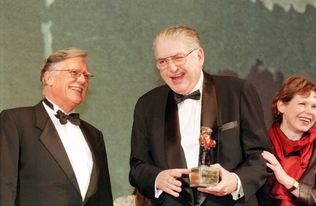 1 Berlinale 99 Festival Director Moritz de Hadeln receives a Suspender Bear from Michael Ballhaus Renate Krössner, as a prize for 20 y Copyright: xBRIGANI-ART HEINRICHx 00018136_00018136