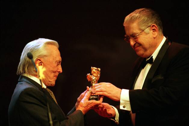 1 Berlinale Kirk Douglas receives Golden Bears of Honour for his lifes work, actor, Berlin International Film Festival, Film Festival, Homage, Award, Old Star, Hollywood Star, Movie Star, Film Actor, Hollywood Actor, Star, Legend, Portrait, Moritz de Hadeln presents the Bear, Golden Bear, Bear, Gold, Berlin Germany, Germany Copyright: xBRIGANI-ART HEINRICHx 00033265_00033265