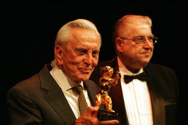 1 Berlinale Kirk Douglas receives Golden Bears of Honour for his lifes work, actor, Berlin International Film Festival, Film Festival, Homage, Award, Old Star, Hollywood Star, Movie Star, Film Actor, Hollywood Actor, Star, Legend, Portrait, next to it Moritz de Hadeln, Golden Bear, Bear, Gold, Berlin Germany, Germany Copyright: xBRIGANI-ART HEINRICHx 00033267_00033267