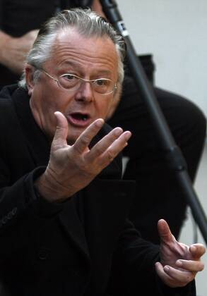 83 Frank Castorf, director gesticulating, gesticulating, Medea in the Berlin Volksbuehne, director, photo rehearsal, agora, theatre, Berlin Germany, Germany Copyright: xPOP-EYE Tuchx 00191598_00191598