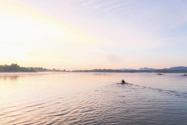 Kayaker in the morning on a lake, Germany model released Symbolfoto MMAF01309
