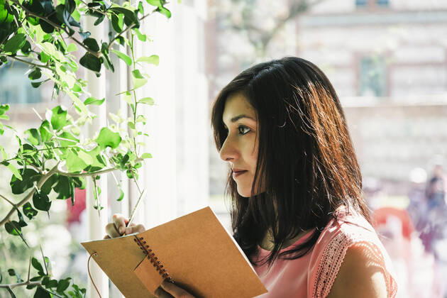 IMAGO Creative: Klimawandel - Zukunft und Innovation beautiful agronomical engineer taking notes in the greenhouse Madrid, Community of Madrid, Spain CR_DAES200406-336986-01,model released, Symbolfoto