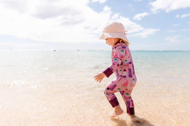 IMAGO Creative, Jahreszeit Sommer, Sonnenschutz Toddler girl playing in the ocean Hawaiian Beaches, HI, United States CR_EMYE200407B-338989-01,model released, Symbolfoto