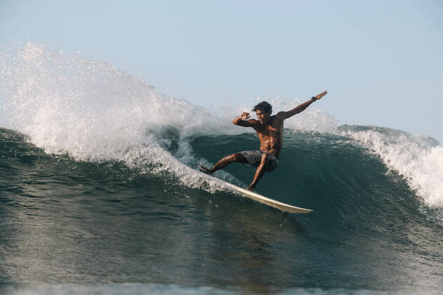 Surfer on a wave, Lombok, Indonesia Lombok, Nusa Tenggara Bar., Indonesia CR_KOTRIN200504M-290371-01,model released, Symbolfoto
