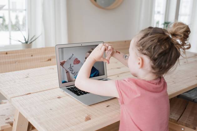 young girl chatting with a nurse on video call saying I love you Norrtälje, Stockholm County, Sweden CR_RABE200414-352707-01,model released, Symbolfoto