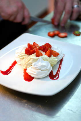 chef preparing pavlova with fresh strawberries and cream Egham, England, United Kingdom CR_THHE200407A-344891-01,model released, Symbolfoto ,property released
