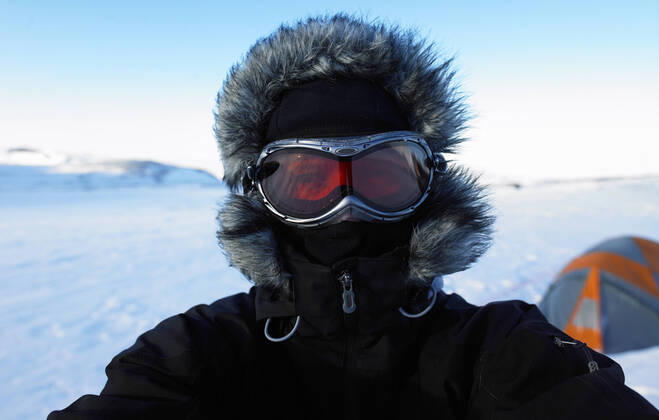 IMAGO Creative: Klimawandel - Nachhaltiges Reisen portrait of mature man at camp on Icelandic glacier Húsafell, Iceland CR_THHE200414B-352551-01,model released, Symbolfoto