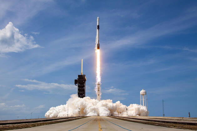 Bilder des Jahres 2020, News 05 Mai News Themen der Woche KW22 Cape Canaveral 30.05.2020, Cape Canaveral, USA, SpaceX Demo 2 Mission, im Bild Start der SpaceX Falcon 9-Rakete mit dem Raumschiff Crew Dragon des Unternehmers Elon Musk. SpaceX Demo-2-Mission der NASA zur Internationalen Raumstation ISS mit den NASA-Astronauten Robert Behnken und Douglas Hurley. Behnken und Hurley starteten um 15.22 Uhr. EDT am Samstag, 30. Mai, vom Launch Complex 39A im Kennedy Space Center. launch of a SpaceX Falcon 9 rocket carrying the company s Crew Dragon spacecraft on NASAis SpaceX Demo-2 mission with NASA astronauts Robert Behnken and Douglas Hurley onboard, Saturday, May 30, 2020, from the balcony of Operations Support Building II at NASAis Kennedy Space Center in Florida. NASAis SpaceX Demo-2 mission is the EP_str
