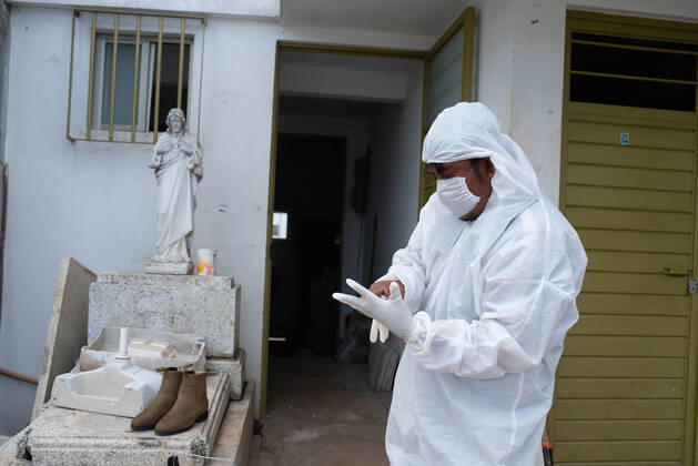 June 7, 2020, Coatepec, Veracruz, Mo xico: A crew of municipal pantheon workers carry out work to bury a woman who died of COVID-19 in Coatepec, Veracruz. With this death, the beginning of the maximum peak of infections in the entity begins, according to data from the Ministry of Health. Coatepec MÃ xico - ZUMAqp1_ 20200607_zip_qp1_018 Copyright: xHectorxAdolfoxQuintanarxPerezx