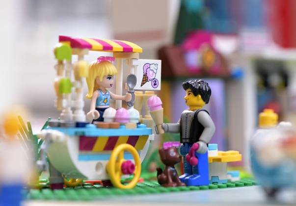 08 06 2020, Lego toys in the childrens room, scene in summer, man at the ice cream cart with ice cream cone in his hand 08 06 2020, Lego toys in the childrens room 08 06 2020, Lego toys in the childrens room