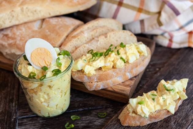Rustic white bread with homemade egg salad 1079706165