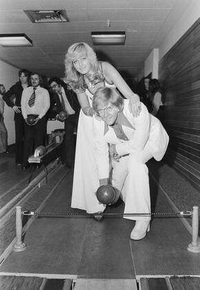 Howard Carpendale Howard Carpendale, südafrikanischer Säger mit Ehefrau Claudia Herzfeld auf einer Kegelbahn in Hamburg, Deutschland um 1977. South aFrican singer Howard Carpendale with his wife Claudia Herzfeld at a skittle alley im Hamburg, Germany around 1977., Hamburg Hamburg Deutschland Copyright: HelmutxReiss UnitedArchives832000417 EDITORIAL USE ONLY