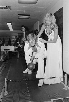 Howard Carpendale Howard Carpendale, südafrikanischer Säger mit Ehefrau Claudia Herzfeld auf einer Kegelbahn in Hamburg, Deutschland um 1977. South aFrican singer Howard Carpendale with his wife Claudia Herzfeld at a skittle alley im Hamburg, Germany around 1977., Hamburg Hamburg Deutschland Copyright: HelmutxReiss UnitedArchives832000418 EDITORIAL USE ONLY
