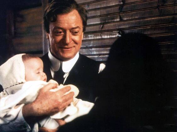 OSCARS. Bester Nebendarsteller. Preisträger 1991-2000 THE CIDER HOUSE RULES THE CIDER HOUSE RULES MICHAEL CAINE Date: 1999. Strictly editorial use only in conjunction with the promotion of the film. Credit line mandatory. This image is copyright of the film company and is supplied under the terms of issue as film still. No commercial or book cover use permitted without prior consent from the film company.  Mandatory credit line: Image courtesy MIRAMAX Ronald Grant Archive Mary Evans