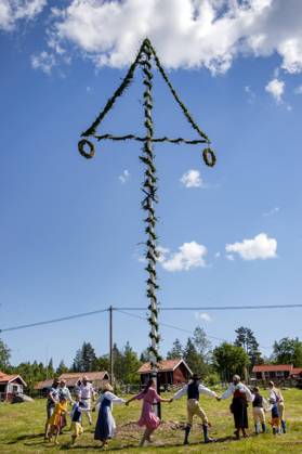 People dance around the maypole in Sahl, Sweden June 19, 2020. In the small village of Sahl in Dalarna midsummer is celebrated to a lesser extent and the elderly in the village stay at home or keep a distance due to the corona pandemic. Photo Ulf Palm TT Kod 9110 SÄHL Sweden x9110x  Copyright: xUlfxPalm TTx MIDSUMMER CELEBRATION SWEDEN