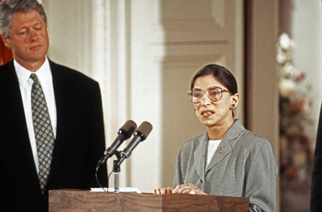 IMAGO ICONS: Ruth Bader Ginsburg Berühmte Feministinnen, Ruth Bader Ginsburg August 10, 1993, Washington, District of Columbia, USA: Associate Justice of the Supreme Court Ruth Bader Ginsburg, right, makes remarks prior to taking the oath of office during a swearing-in ceremony in the East Room of the White House in Washington, DC on August 10, 1993. Looking on is United States President Bill Clinton, left. Justice Ginsburg replaces Associate Justice Byron R. White Washington USA - ZUMAs152 19930810_zaa_s152_006 Copyright: xArniexSachsx
