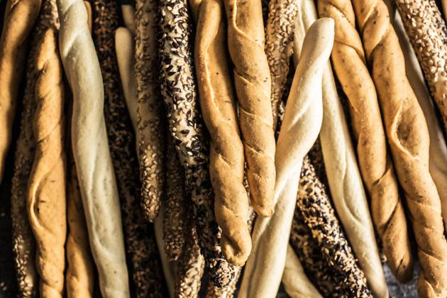 IMAGO Creative: Food, Mohn Heap of four different kinds of Italian grissini breadsticks GIOF08249
