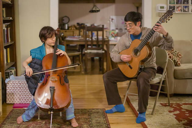 IMAGO Creative: Bildung, Musikerziehung a tween boy and his father play music together in living room at home Columbus, OH, United States CR_RETI200601A-359929-01 ,model released, Symbolfoto