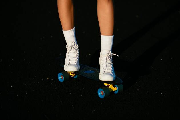 Details. Ridding skateboard. Copyright: xazovtcev161x Panthermedia27280663 ,model released, Symbolfoto